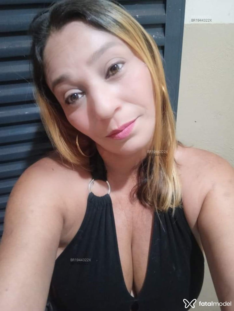 Acompanhante mulher loira (o) de olhos castanhos - Kaylaine