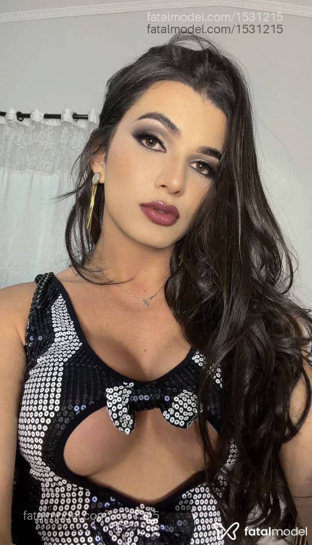 Acompanhante mulher trans com cabelo castanho de olhos mel - Alice
