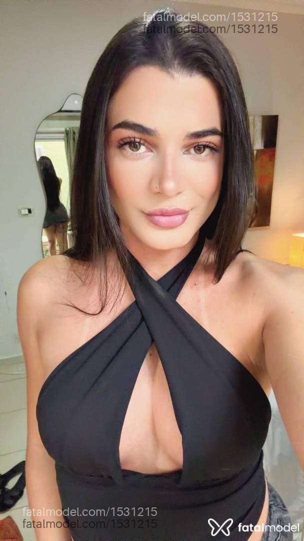 Acompanhante mulher trans com cabelo castanho de olhos mel - Alice