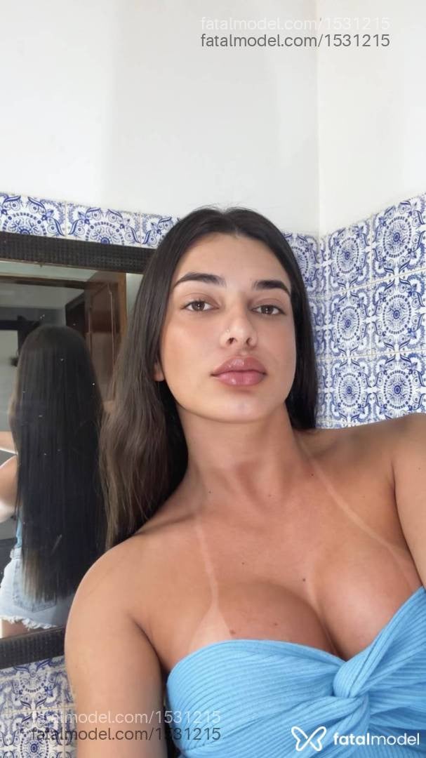 Acompanhante mulher trans com cabelo castanho de olhos mel - Alice
