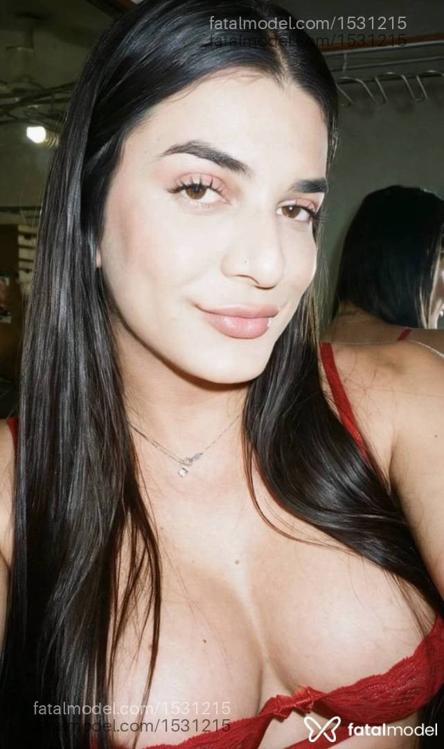 Acompanhante mulher trans com cabelo castanho de olhos mel - Alice