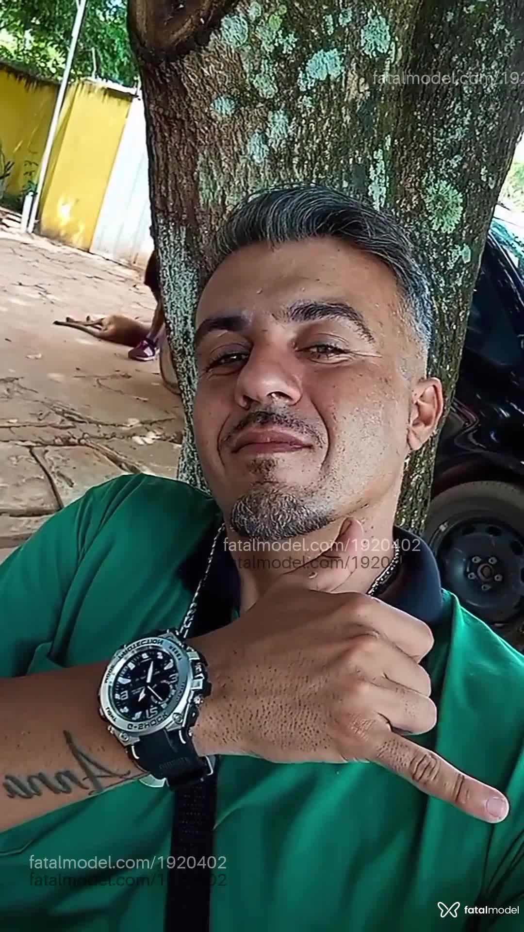 Acompanhante homem com cabelo grisalho de olhos verdes em Varginha - Terapeut Orgastico