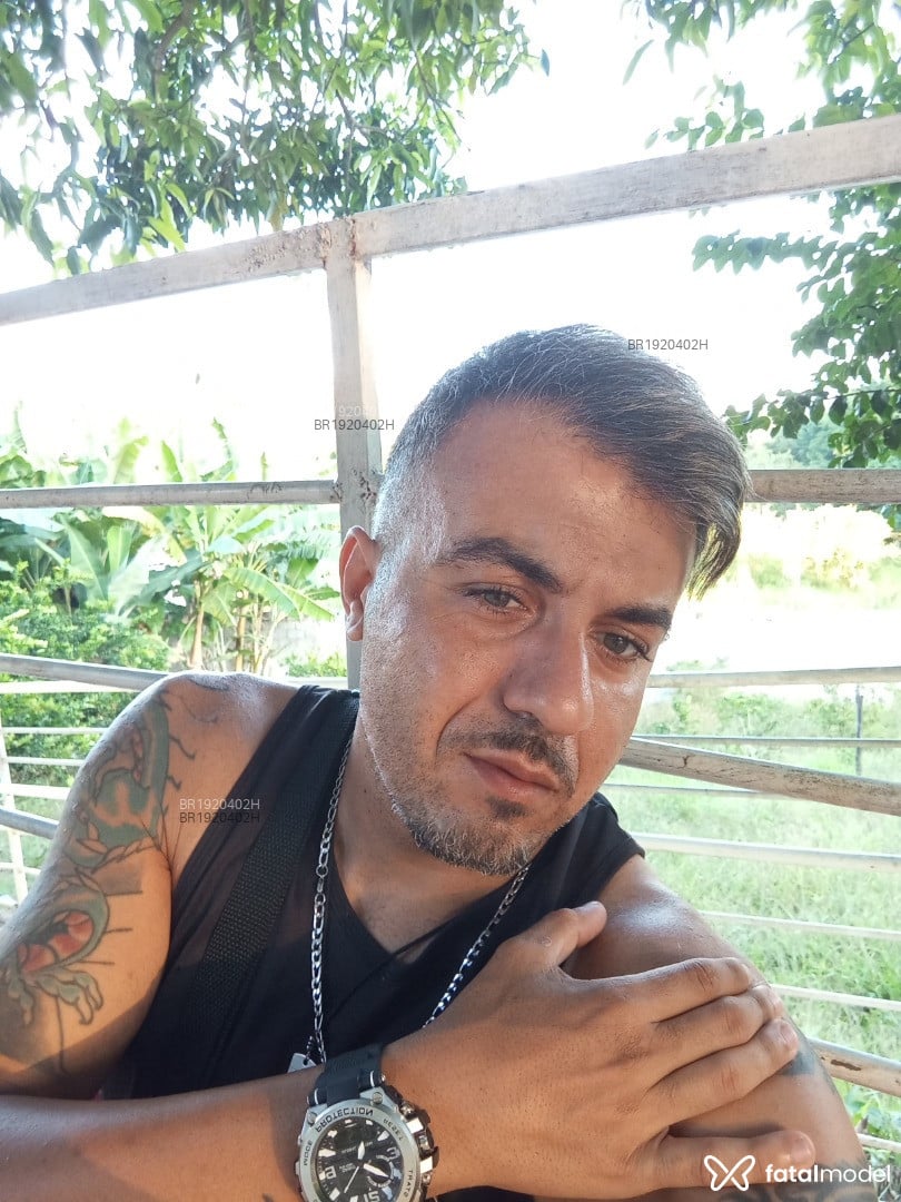 Acompanhante homem com cabelo grisalho de olhos verdes em Varginha - Terapeut Orgastico