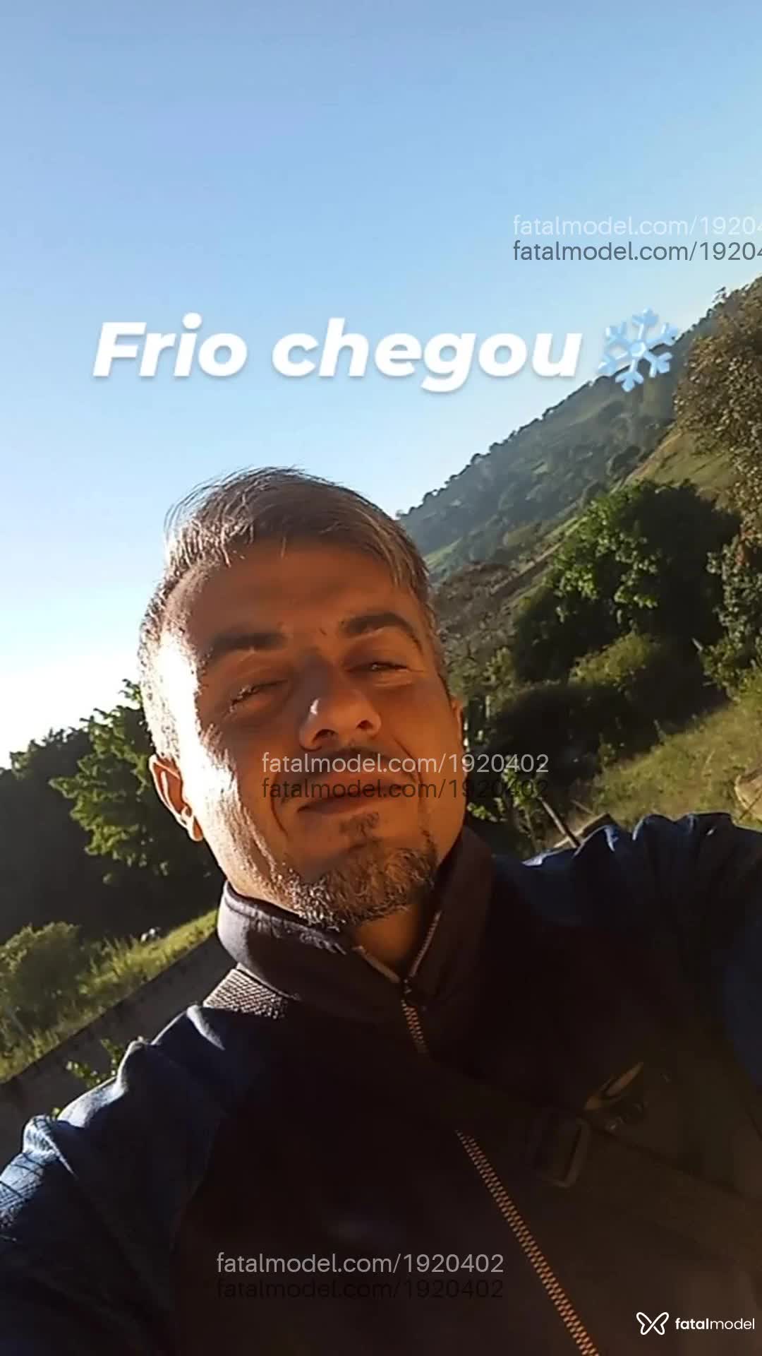 Acompanhante homem com cabelo grisalho de olhos verdes em Varginha - Terapeut Orgastico