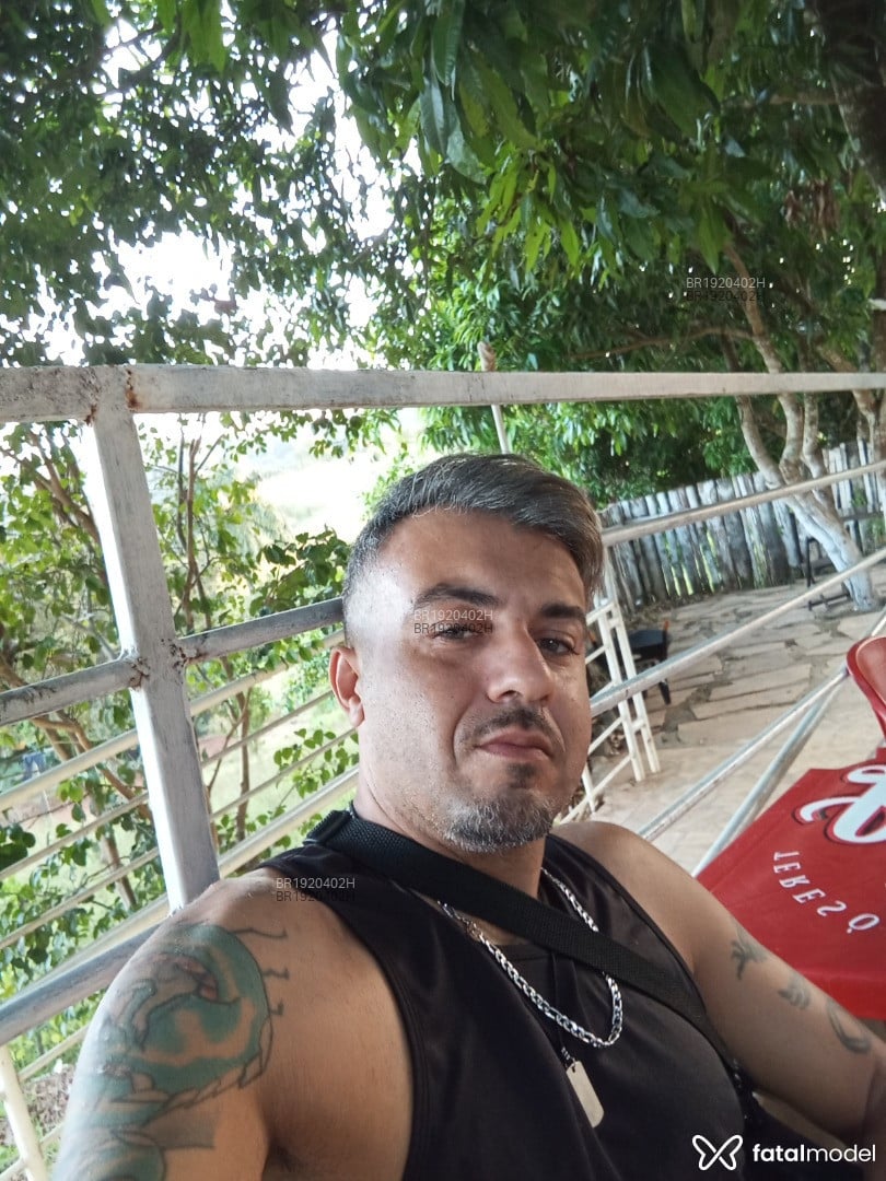 Acompanhante homem com cabelo grisalho de olhos verdes em Varginha - Terapeut Orgastico