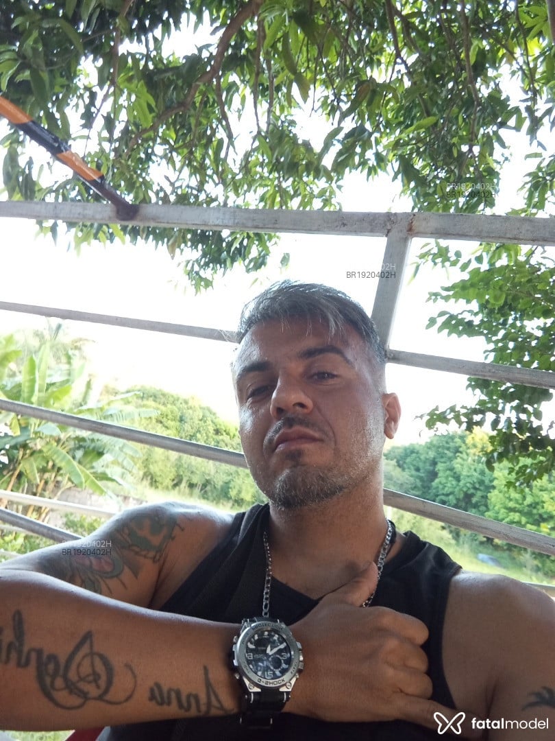Acompanhante homem com cabelo grisalho de olhos verdes em Varginha - Terapeut Orgastico