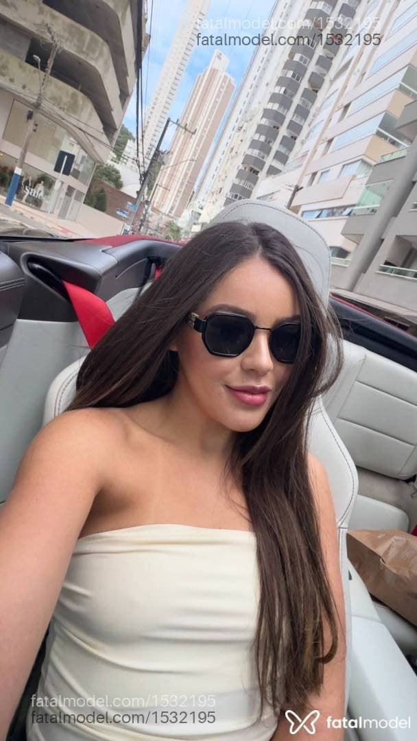 Acompanhante mulher com cabelo castanho de olhos castanhos - Camily