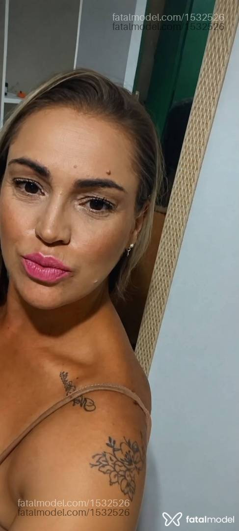 Acompanhante mulher loira (o) de olhos mel - Julia