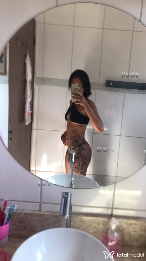 Acompanhante mulher com cabelo colorido de olhos mel em Diamantino Acompanhante mulher com cabelo colorido de olhos mel em Diamantino - Valeria