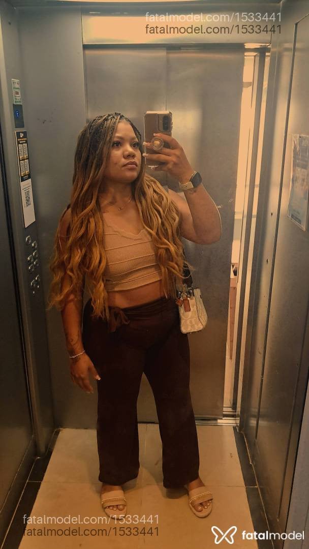 Acompanhante mulher morena (o) de olhos pretos - Aline