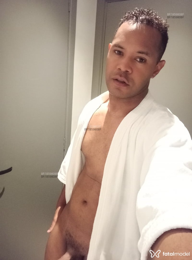 Acompanhante homem morena (o) de olhos pretos em Virtual - Chris