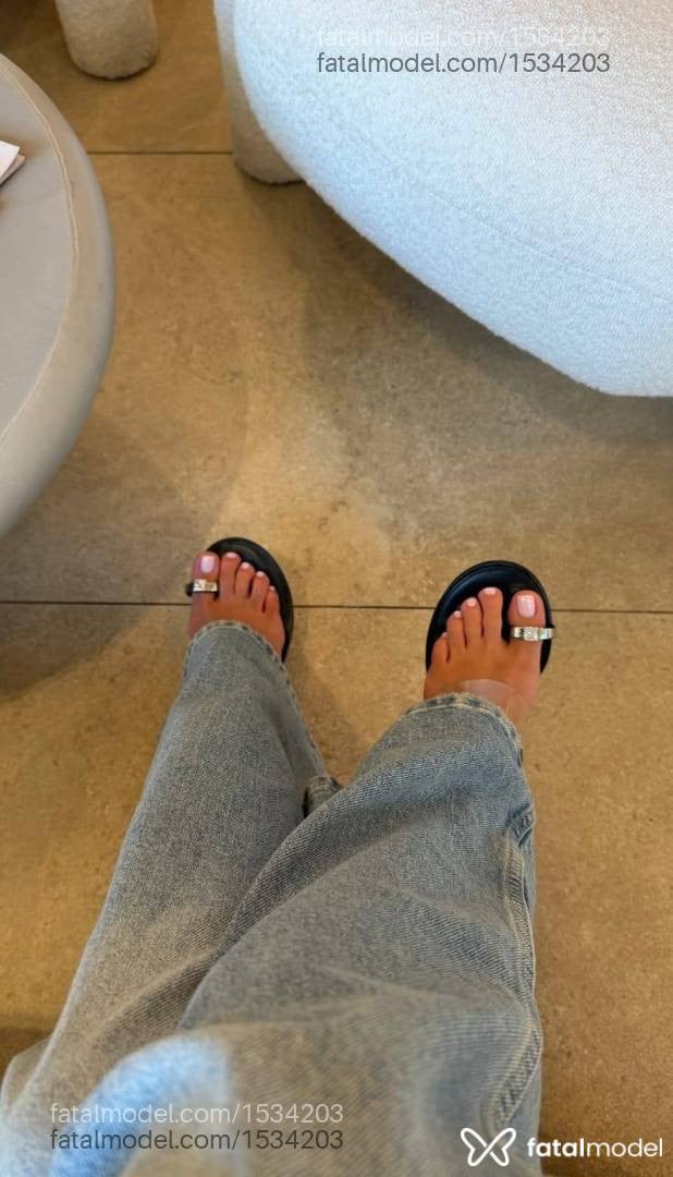 Acompanhante mulher com cabelo castanho de olhos pretos - Isabella Pinheiro