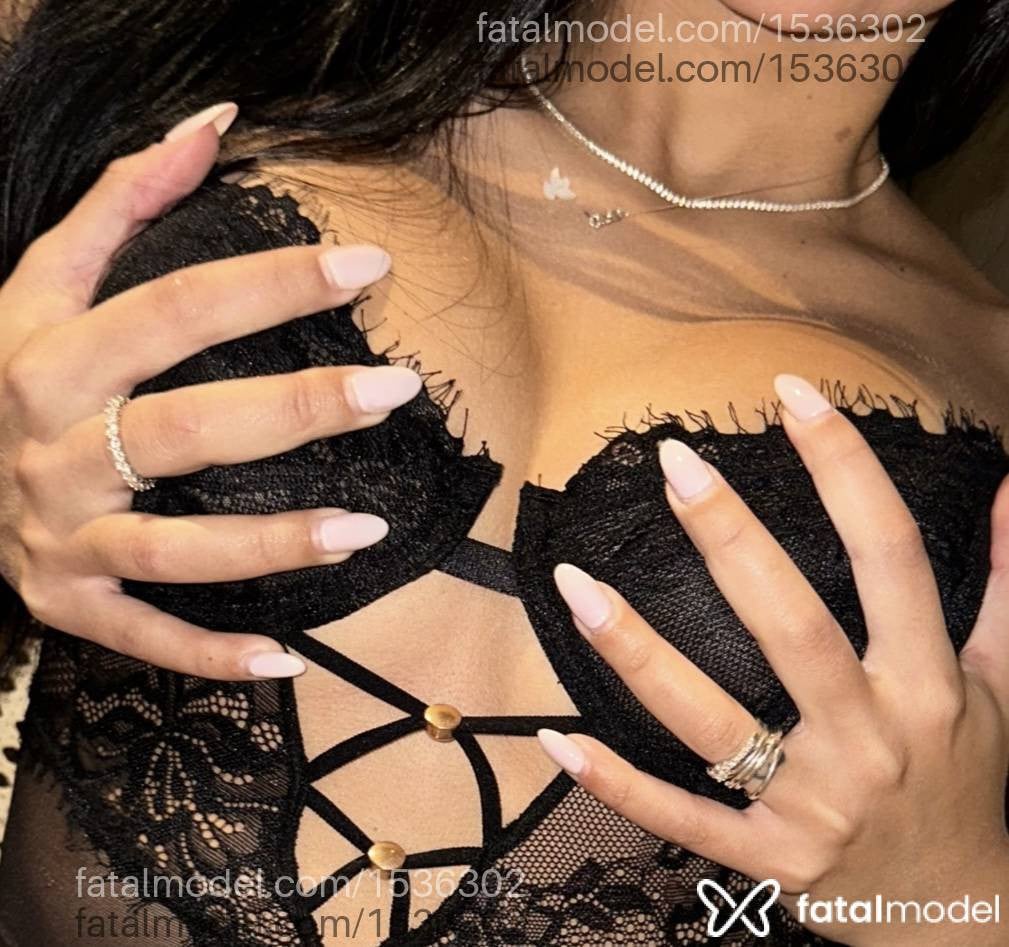 Acompanhante mulher com cabelo castanho de olhos pretos - Bruna Acompanhante mulher com cabelo castanho de olhos pretos - Bruna