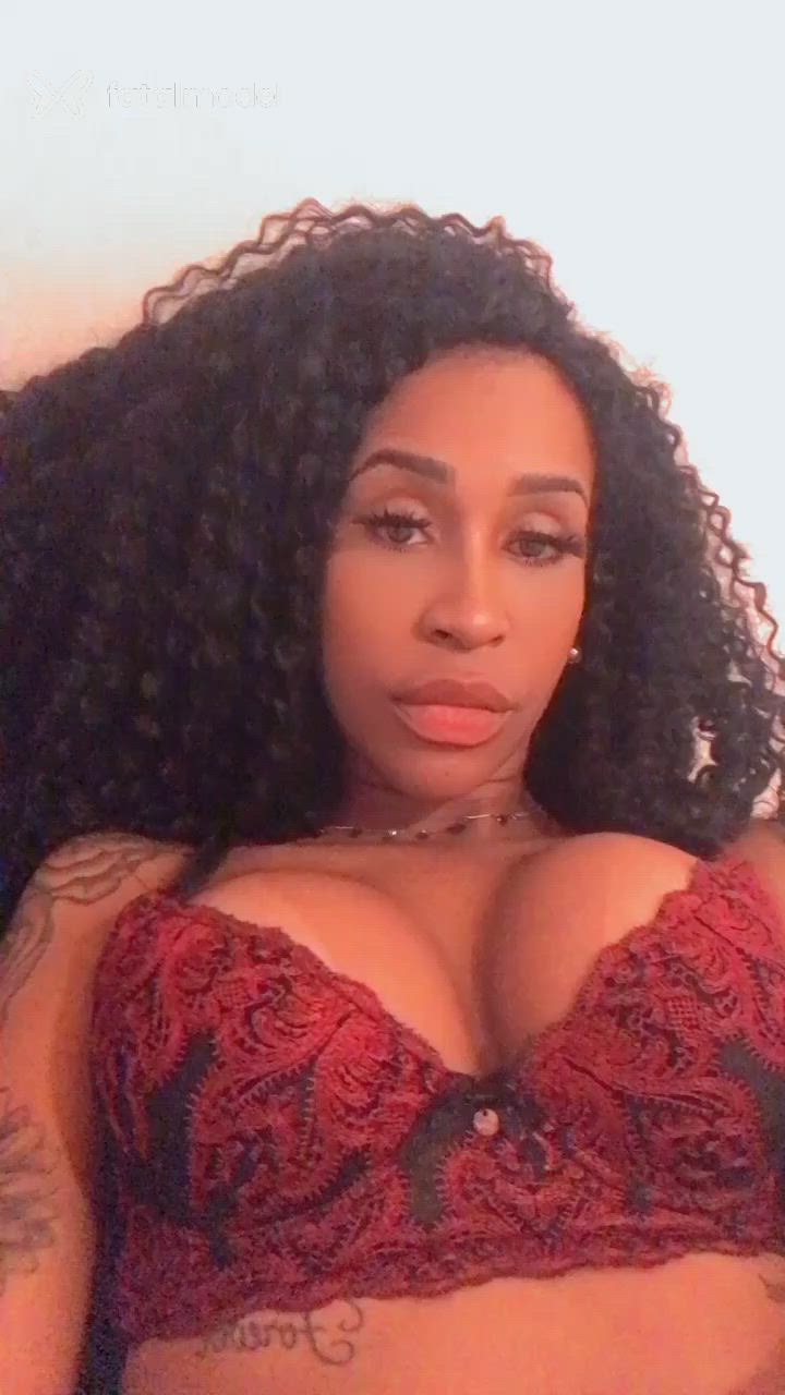 Acompanhante mulher morena (o) de olhos castanhos - Cristal Montiny