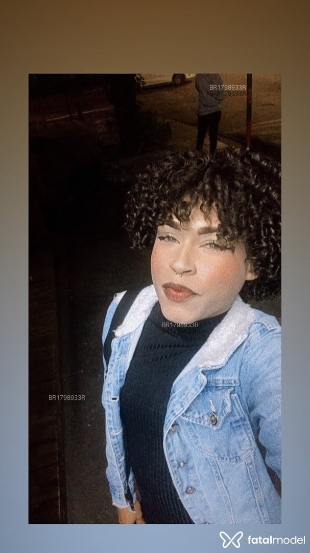 Acompanhante mulher trans com cabelo castanho de olhos verdes em Virtual - Kakau