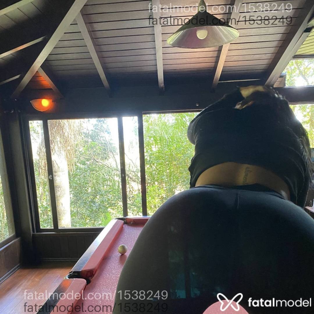 Acompanhante mulher com cabelo castanho de olhos mel - Lua Acompanhante mulher com cabelo castanho de olhos mel - Lua