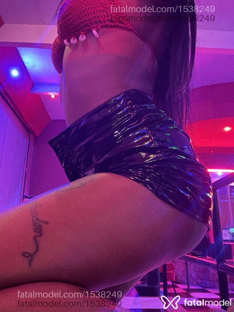Acompanhante mulher com cabelo castanho de olhos mel - Lua Acompanhante mulher com cabelo castanho de olhos mel - Lua