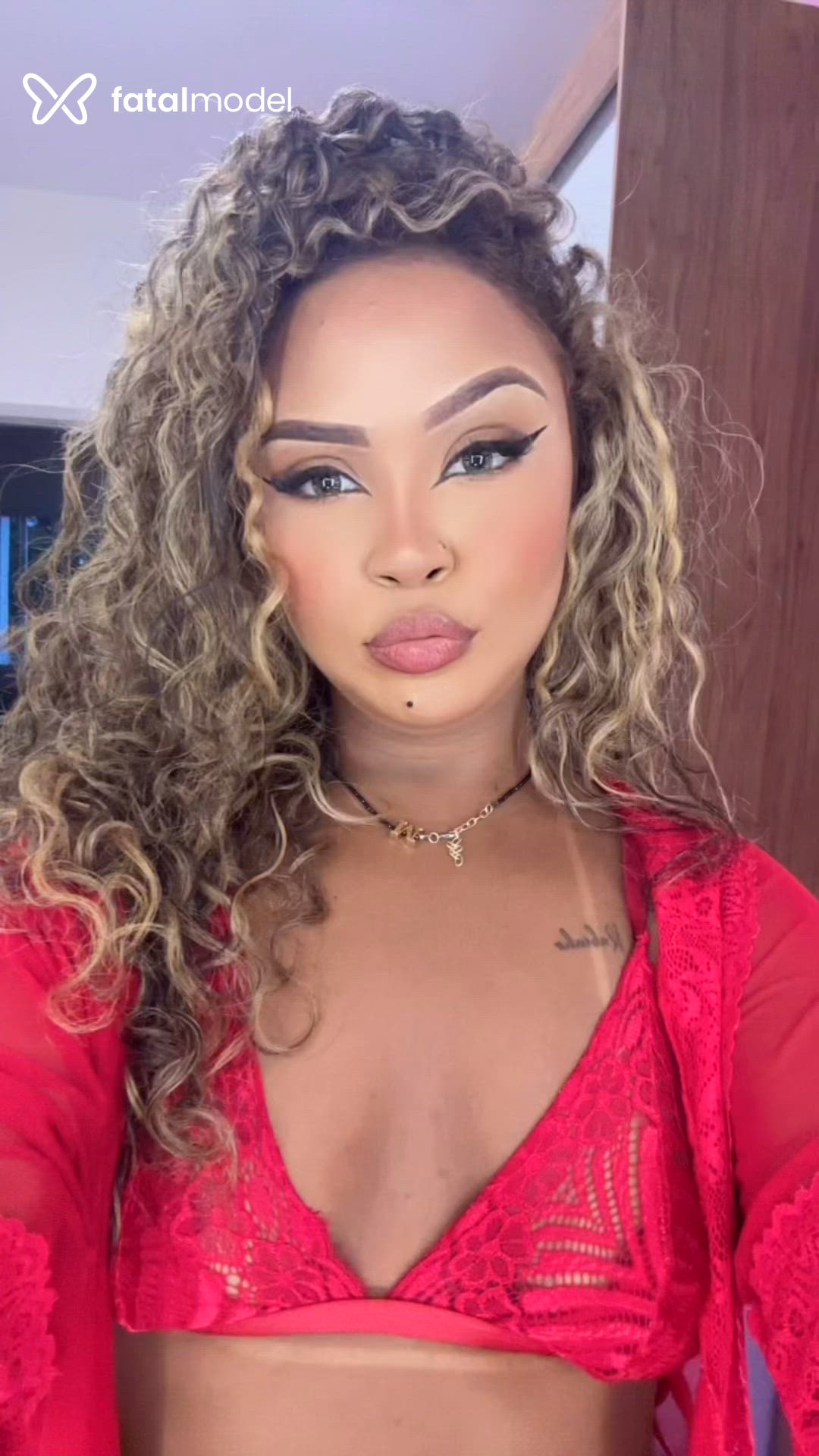 Acompanhante mulher morena (o) de olhos pretos - Maju Lima