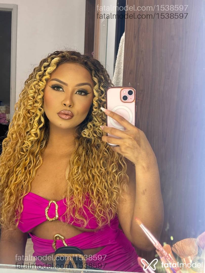 Acompanhante mulher morena (o) de olhos pretos - Maju Lima