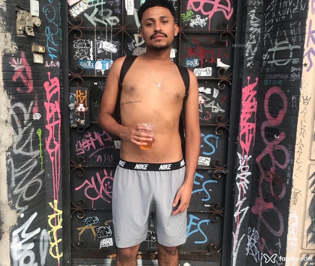 Acompanhante homem morena (o) de olhos castanhos - Enzo Olivares Acompanhante homem morena (o) de olhos castanhos - Enzo Olivares