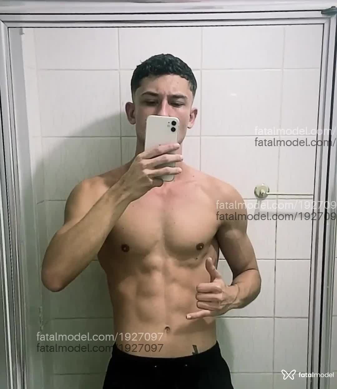 Acompanhante homem com cabelo castanho de olhos mel em Curitiba - Murilo