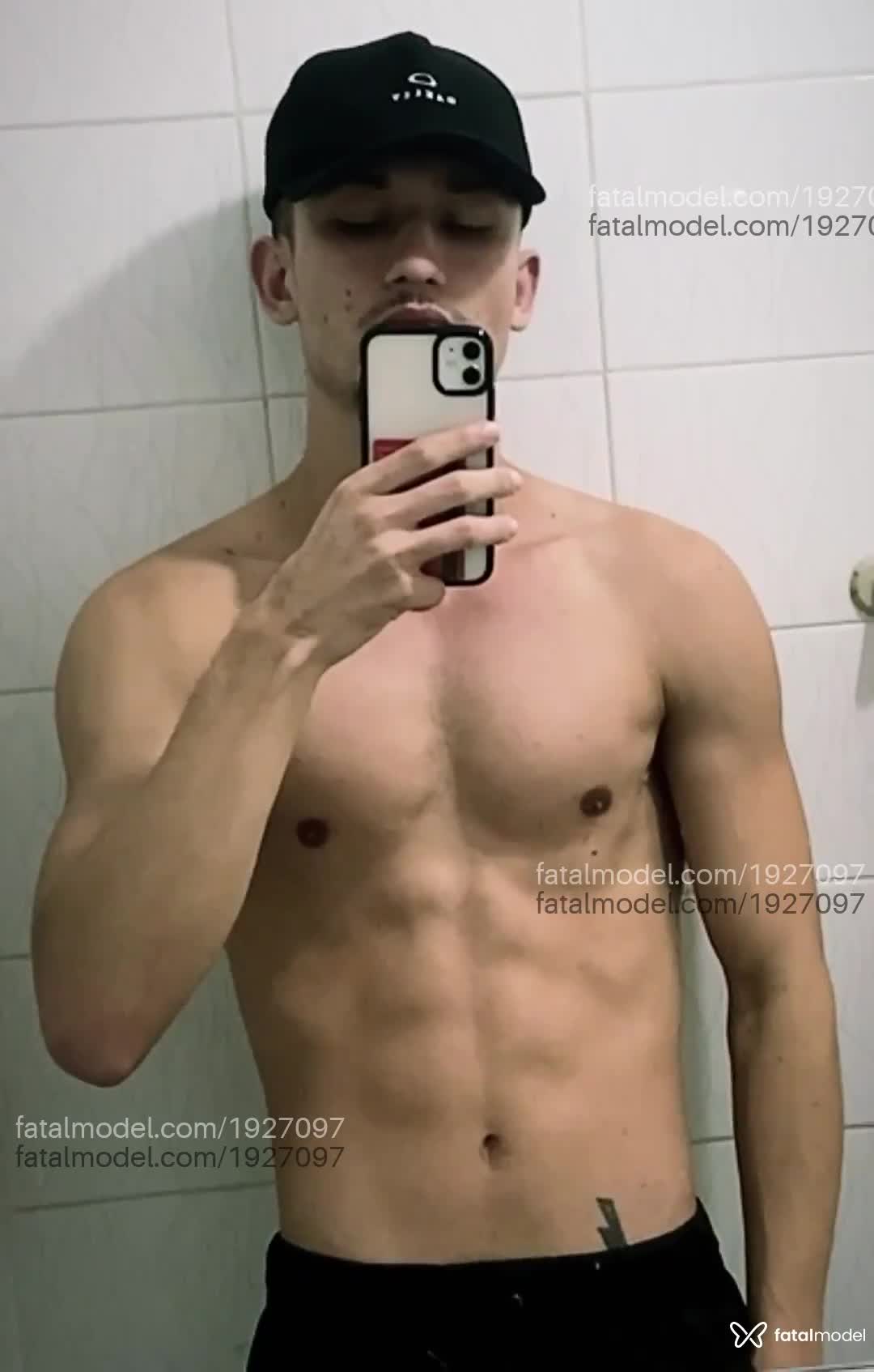 Acompanhante homem com cabelo castanho de olhos mel em Curitiba - Murilo
