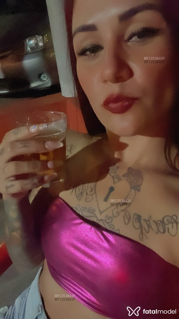 Acompanhante mulher com cabelo colorido de olhos castanhos em Barra Velha Acompanhante mulher com cabelo colorido de olhos castanhos em Barra Velha - Bruninha