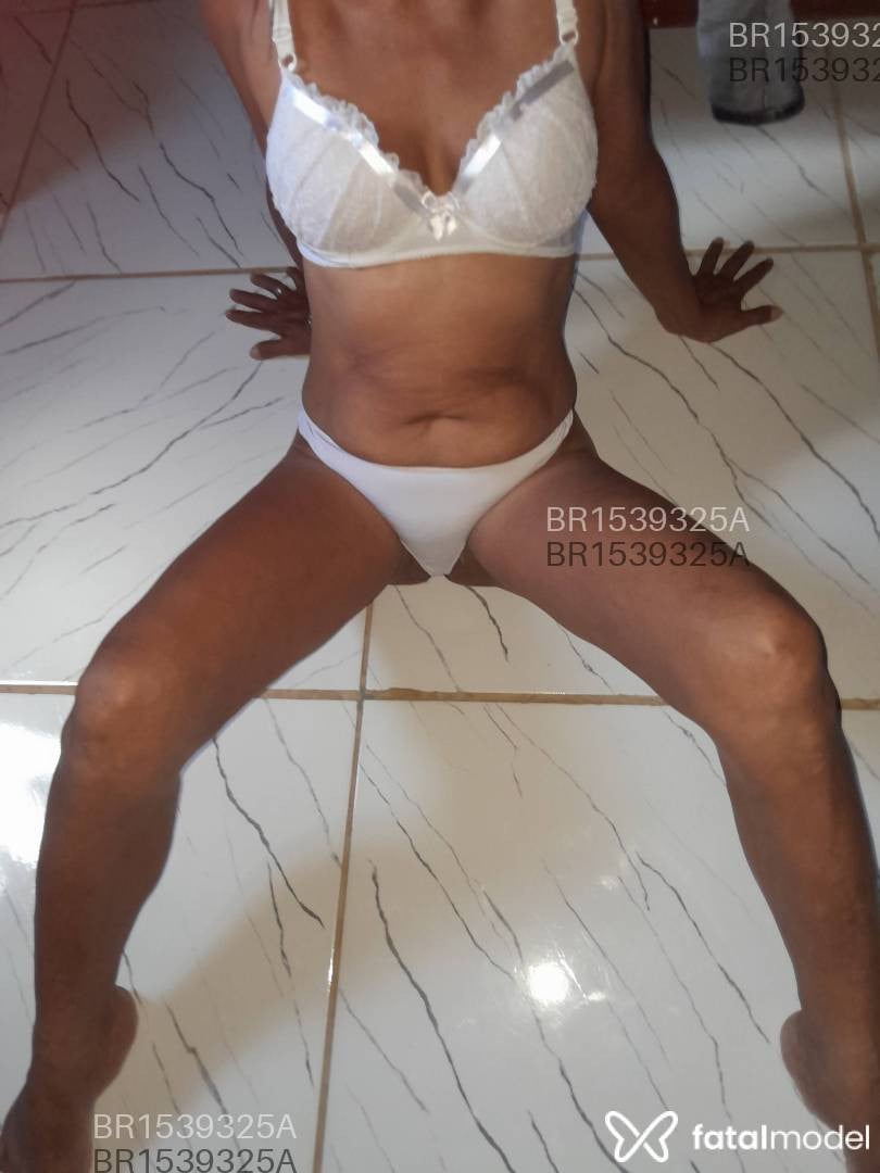 Acompanhante mulher com cabelo grisalho de olhos castanhos em Vilhena - Rose