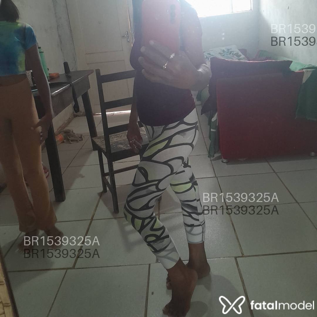 Acompanhante mulher com cabelo grisalho de olhos castanhos em Vilhena - Rose