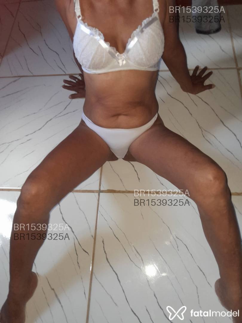 Acompanhante mulher com cabelo grisalho de olhos castanhos em Vilhena - Rose