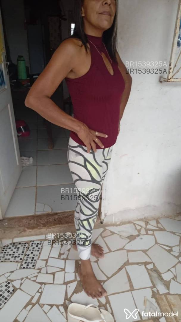 Acompanhante mulher com cabelo grisalho de olhos castanhos em Vilhena - Rose