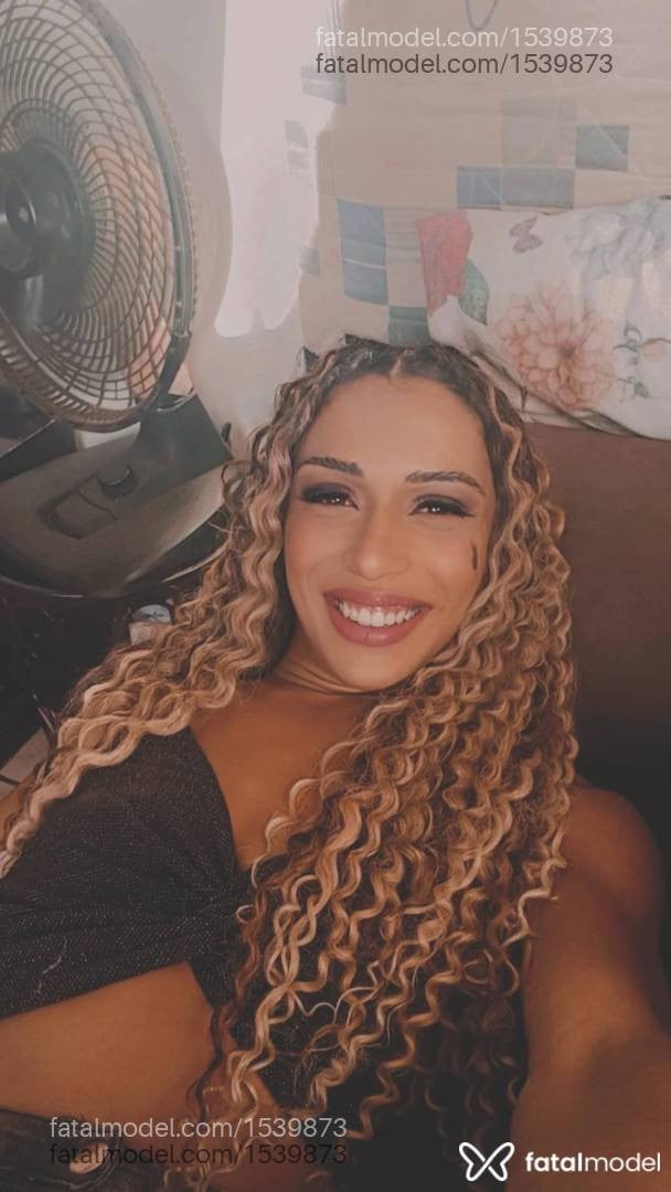 Acompanhante mulher trans com cabelo castanho de olhos castanhos - Meel Silva Acompanhante mulher trans com cabelo castanho de olhos castanhos - Meel Silva