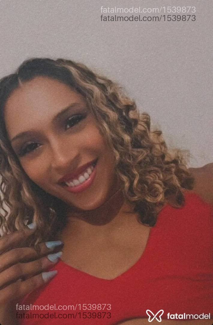 Acompanhante mulher trans com cabelo castanho de olhos castanhos - Meel Silva