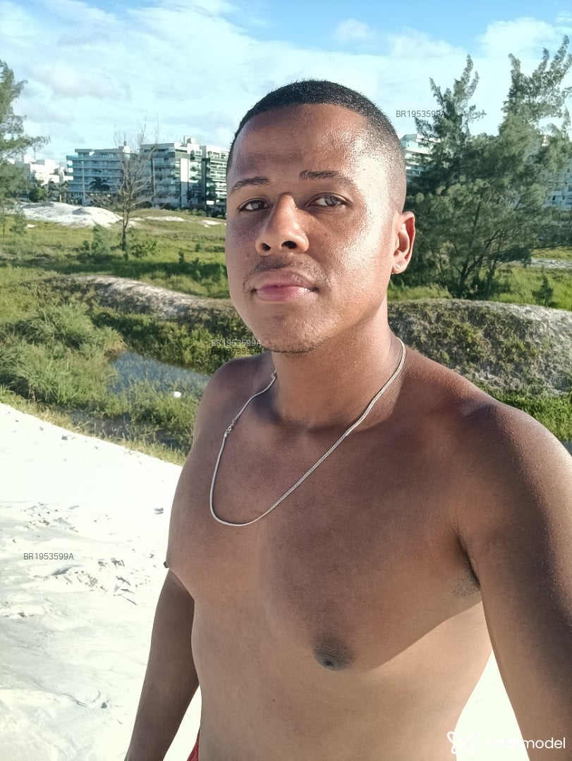 Acompanhante homem com cabelo castanho de olhos castanhos em Armação dos Búzios - Felipe