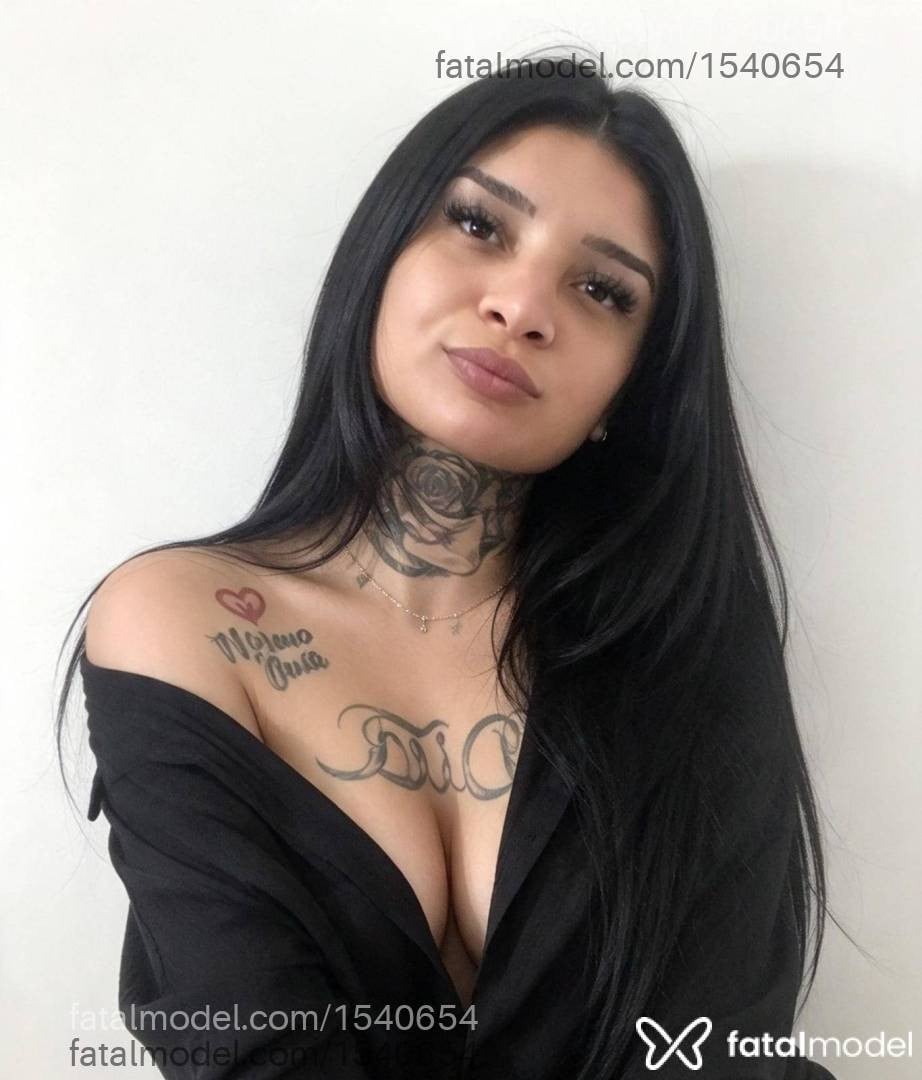Acompanhante mulher com cabelo castanho de olhos castanhos - Larissa Lais