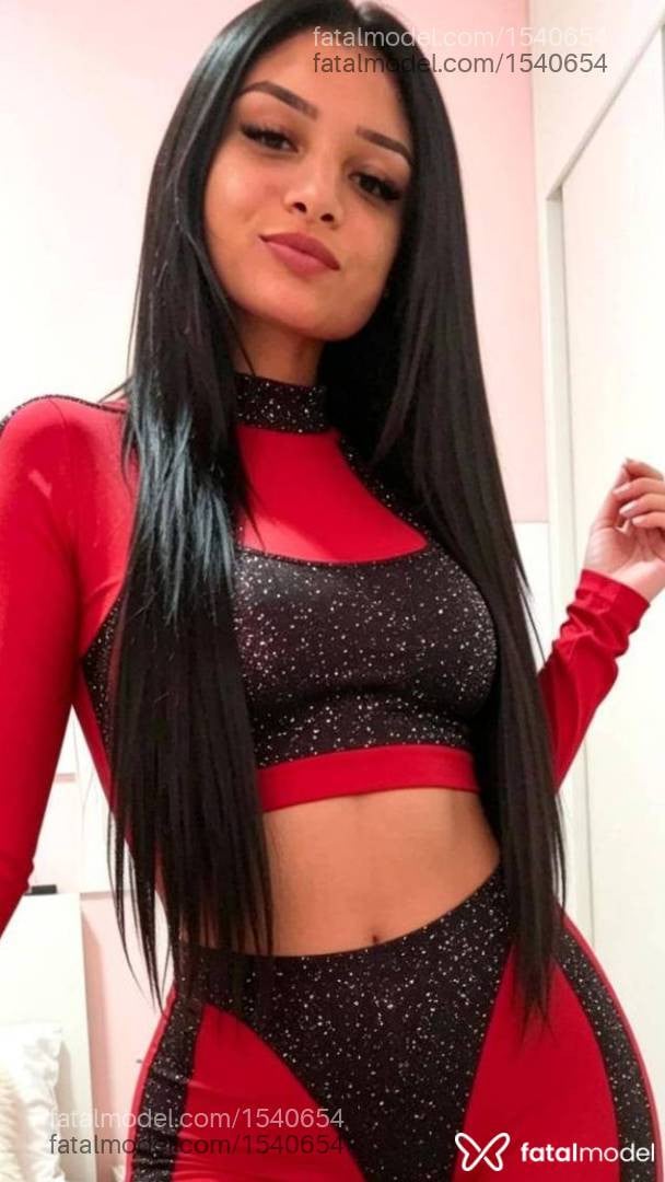 Acompanhante mulher com cabelo castanho de olhos castanhos - Larissa Lais