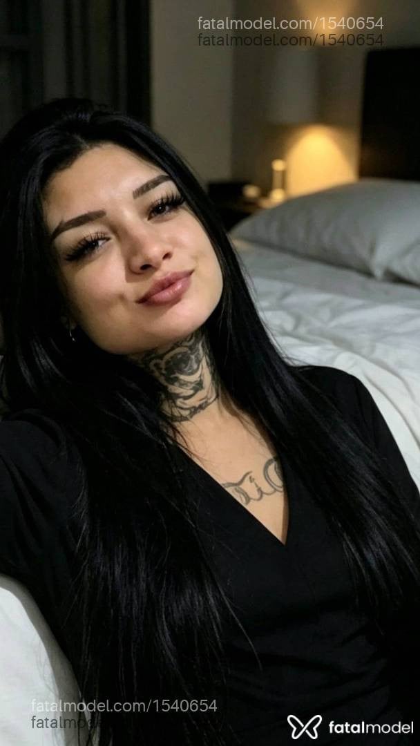 Acompanhante mulher com cabelo castanho de olhos castanhos - Larissa Lais