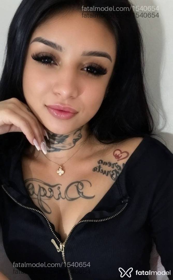 Acompanhante mulher com cabelo castanho de olhos castanhos - Larissa Lais