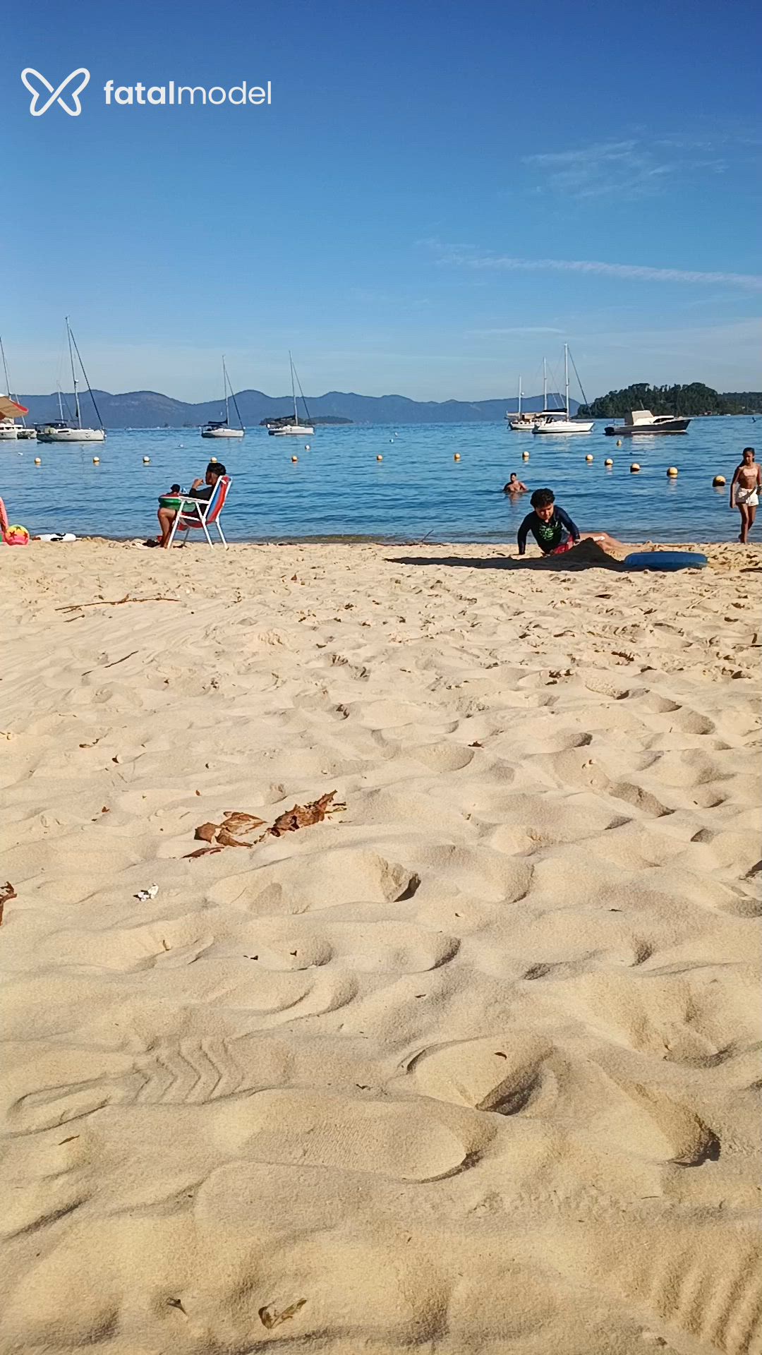 Acompanhante mulher loira (o) de olhos castanhos - Sol Araujo