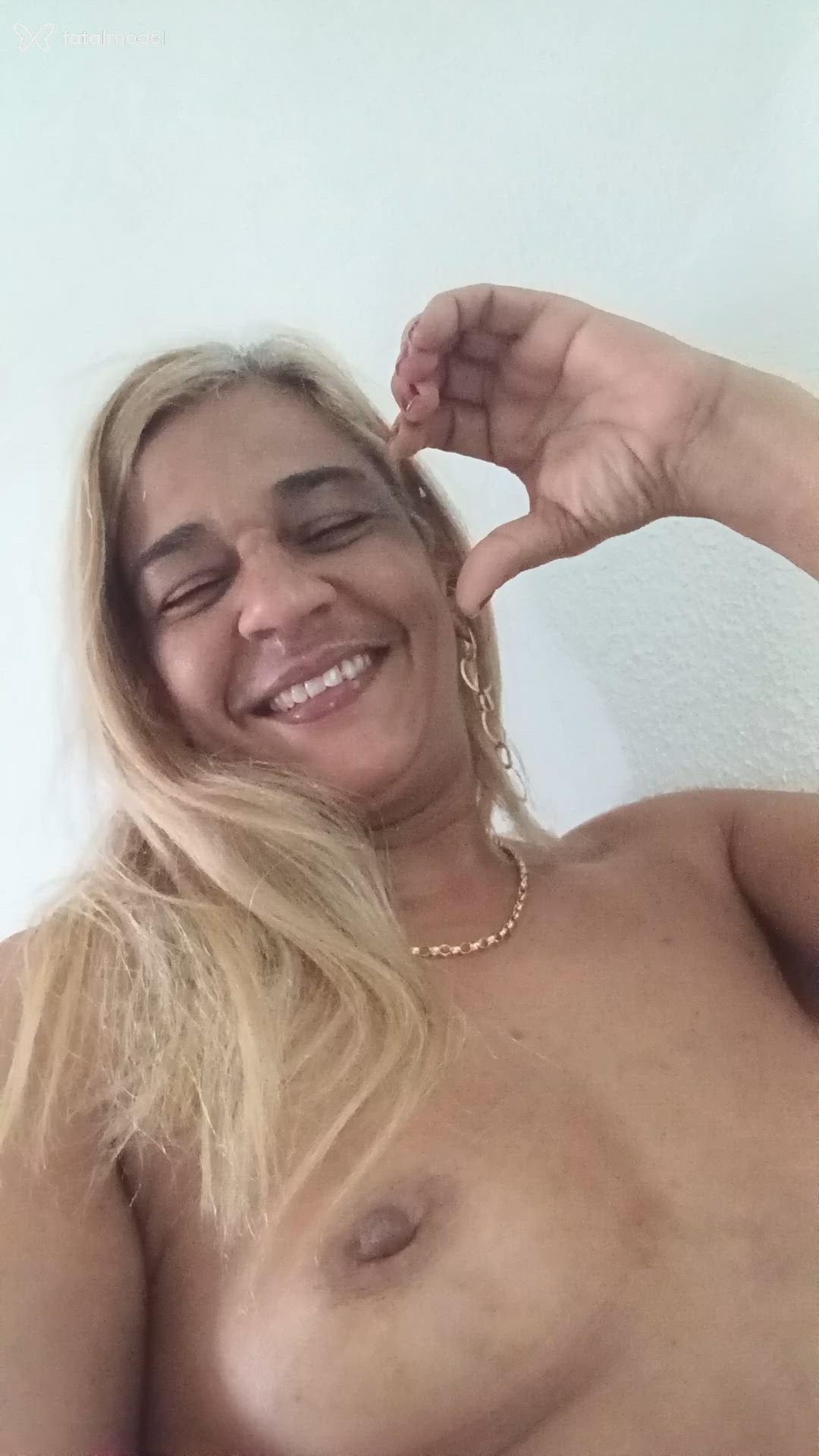 Acompanhante mulher loira (o) de olhos castanhos - Sol Araujo