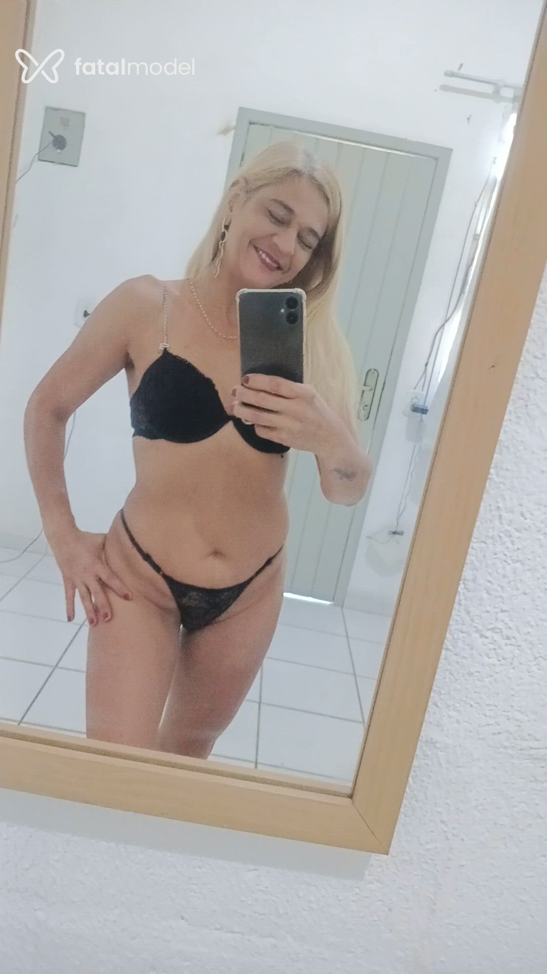 Acompanhante mulher loira (o) de olhos castanhos - Sol Araujo