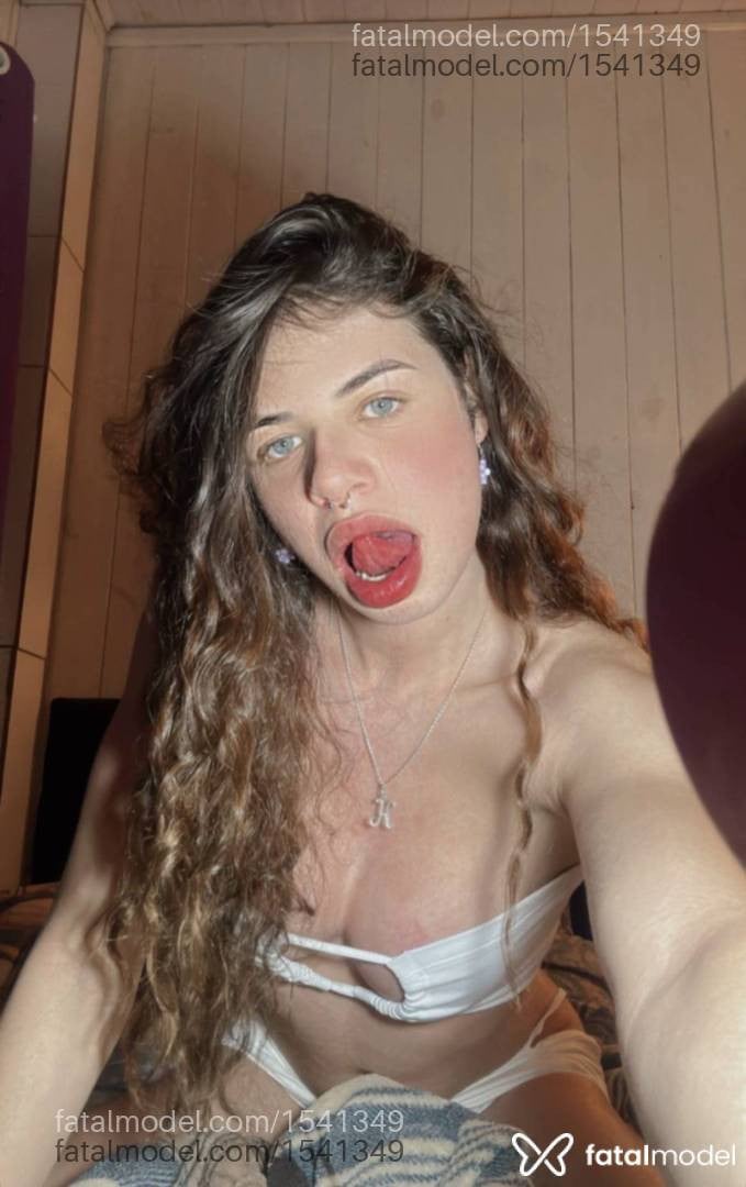 Acompanhante mulher trans com cabelo castanho de olhos azuis em Florianópolis - Hannafadinha
