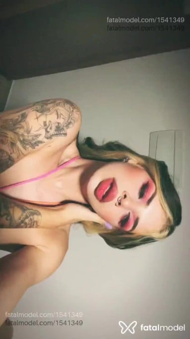 Acompanhante mulher trans com cabelo castanho de olhos azuis em Florianópolis - Hannafadinha