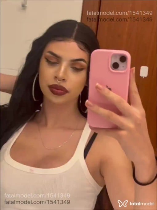 Acompanhante mulher trans com cabelo castanho de olhos azuis em Florianópolis - Hannafadinha