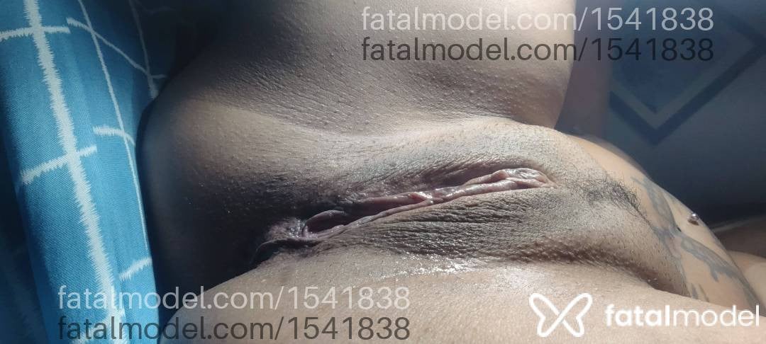 Acompanhante mulher com cabelo colorido de olhos castanhos - Karol Cléo