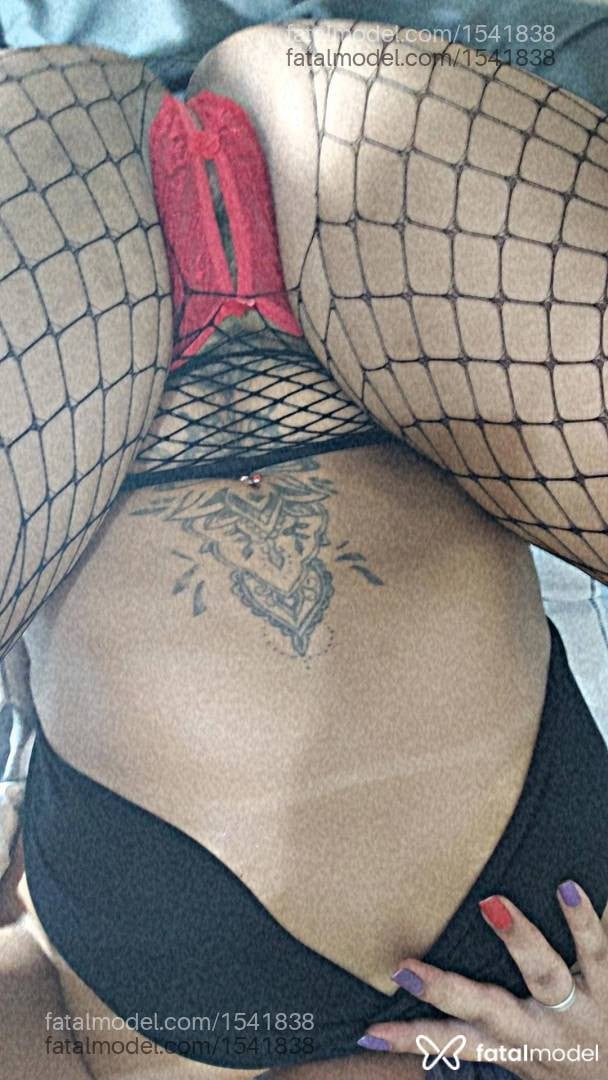 Acompanhante mulher com cabelo colorido de olhos castanhos - Karol Cléo