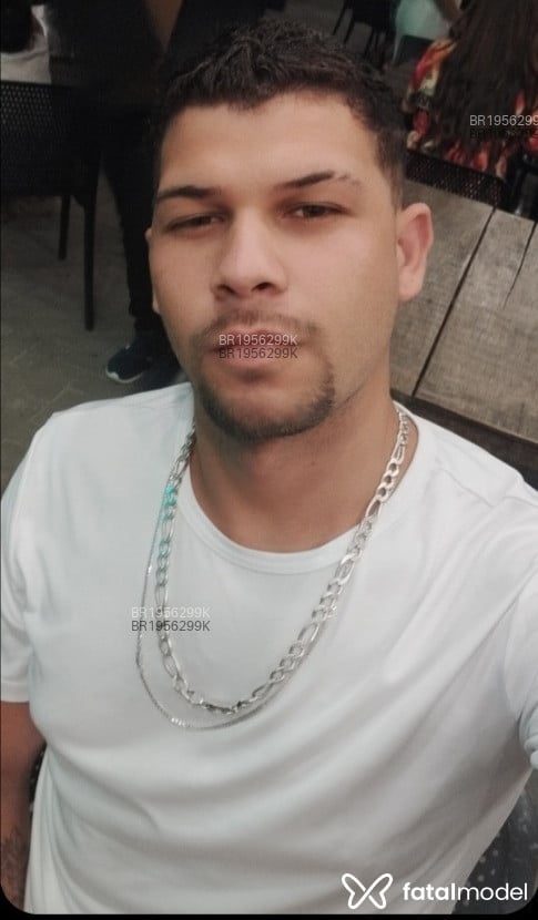 Acompanhante homem com cabelo castanho de olhos verdes em Rio de Janeiro - Leozinho