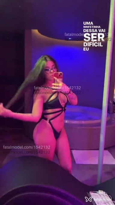 Acompanhante mulher com cabelo castanho de olhos castanhos em Virtual Acompanhante mulher com cabelo castanho de olhos castanhos em Virtual - Cayenna