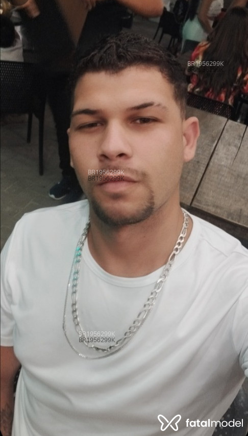 Acompanhante homem com cabelo castanho de olhos verdes em Rio de Janeiro - Leozinho