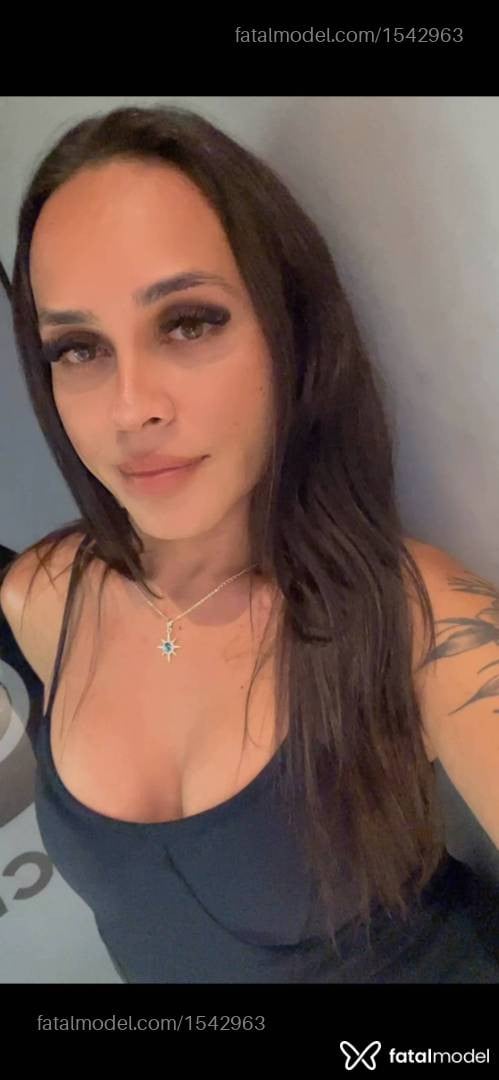 Acompanhante travesti com cabelo castanho de olhos mel em Unaí - Sophia